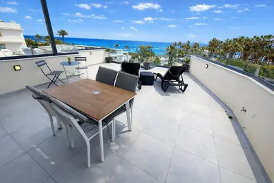 Image de Wake up by the Sea 1 bed Penthouse just 50m from the beach in Pernera