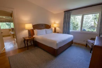 Image de Lake Cottage w/ Stunning Views, Private Deck & Steps from Village Shops & Trails