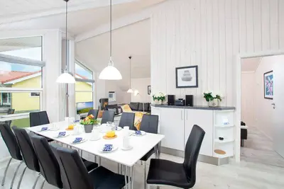 Image de Scandinavian vacation home with plenty of space, also dog-friendly