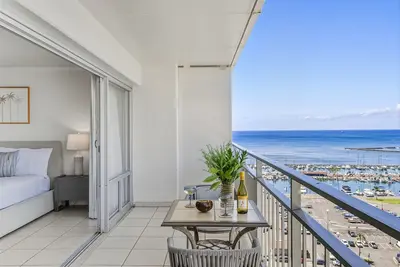 Image de Iconic Ilikai 16th-Fl Ocean & Harbor View Suite, Full Kitchen & Private Lanai