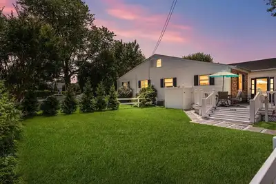 Image de a lovingly curated 2 bedroom, 1 bath coastal cottage