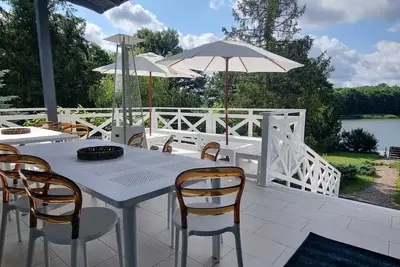 Image de Duży dom nad jeziorem dla 31 osób idealny dla rodzin lub grup