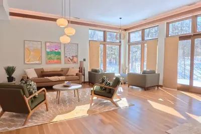 Image de 5-Bedroom Home Near Boston, 4, 000+ Sq Ft, Wooded Setting