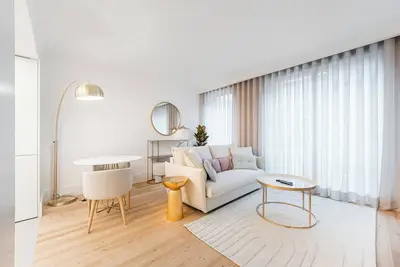 Image de Bonjardim Luxury Suit by Bolhão Market