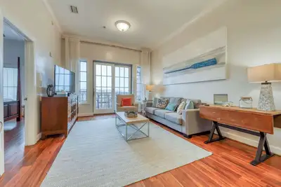 Image de Top floor condo steps to the beach Shared pool & close to shopping & dining