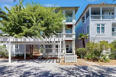 Image de 3-level home with 2 decks, patio, grill, hot tub & pool - walk to private beach