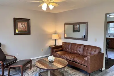 Image de Enjoy a relaxing stay in this delightful two-story, 2-bedroom condo with Ac