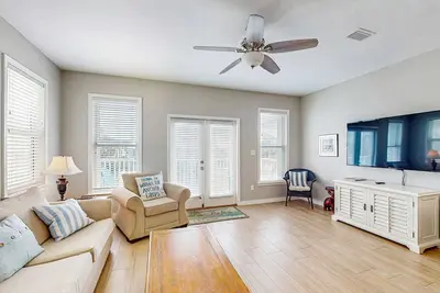 Image de 4br Home | Steps to Beach | Pet Friendly | Pool