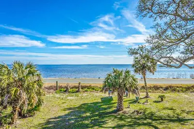 Image de Dog-friendly home with lovely water view, roomy deck, fast WiFi, central Ac, W&D