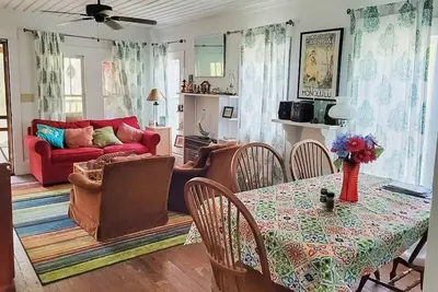 Image de Classic coastal cottage with screened deck, hammock & washer&dryer