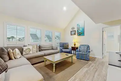 Image de Waterfront villa with multi level home, shared pool & easy beach access