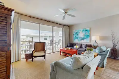 Image de Snowbird-friendly condo with pickleball on the beach close to shops & dining