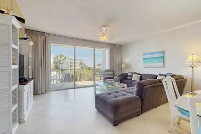 Image de Gorgeous condo with lagoon pool, hot tub, beach access & pickleball court
