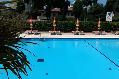 Image de Appartement « Residence Aurora Park » avec piscine partagée, terrasse privée et climatisation