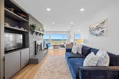 Image de Cliffside Bay Home · Private Beach, Shark Tooth Hunting & Panoramic Bay Views