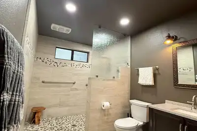 Image de Spacious Riverfront Retreat, Fireplaces & Game Room