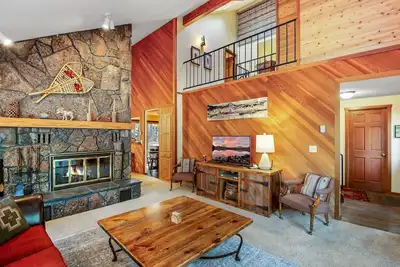 Mountain Getaway w/ Hot Tub & Fireplace