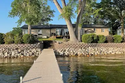 Image de Lake home with beautiful views, private sandy beach, great location.