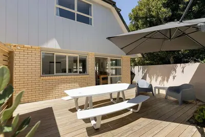 Image de The Dune House -Spacious Family-Friendly Retreat Steps from Papamoa Beach, Perfect for Groups up to 10 with Sun-Filled Deck, Flexible Layout, Outdoor Shower, and Easy Access to Local Dining, Shops & Scenic Walks