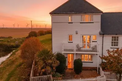 Image de Marine House -  a cottage that sleeps 8 guests  in 4 bedrooms