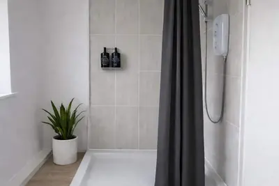 Image de Cosy 4 Bed Home w/ Free Parking. Pet-Friendly!