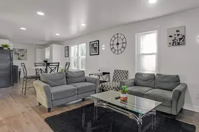 Image de Private 4 Bdrm house, 5 Miles from Downtown #1
