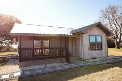 Image de New | 2br + Firepit | Minutes to Town + Shops