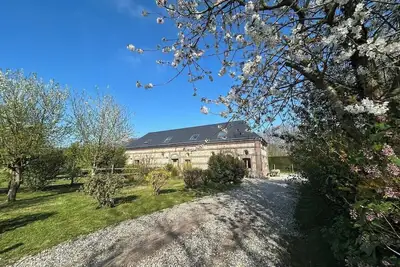 Image de L'Écho de la Nature près de la mer et des roses