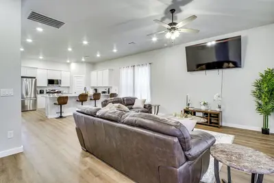 Image de 8 Mi to Ttu! Pet-Friendly Home w/ Patio & Yard