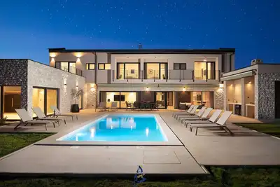 Image de Luxurious New 5-Br Villa with private pool & sauna