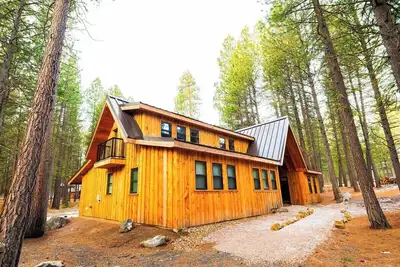 Twisted Pines Retreat | Sleeps 13 | Chef's Kitchen