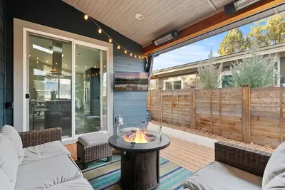 Image de Sleeps 8~Hot Tub~Outdoor Barrel Sauna~Fire Pit~Putting Green~Pet Friendly