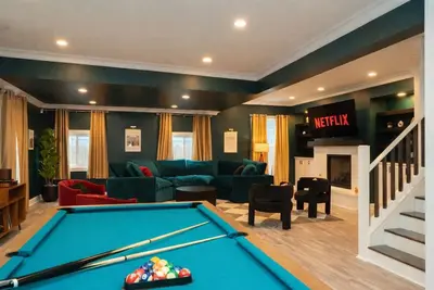 Image de The Menagerie on 40th | Karaoke Lounge • Hot Tub • Near Butler