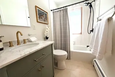 Image de Lakefront Cabin Escape  Pristine Waters & Fall Foliage