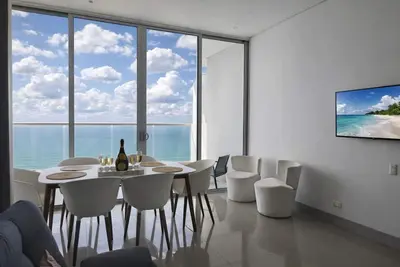 Image de High-Floor Oceanfront Retreat + Huge Terrace + Views