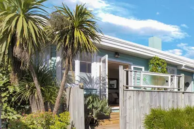 Image de Plum Cottage. 2 min walk from village and beach. Lovely garden and outdoor bath.