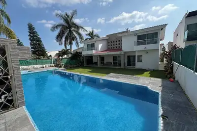 Image de Luxury home for 25, Lomas de Cocoyoc, swimming pool, jacuzzi, private garden