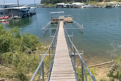 Image de This cabin is a 4 bedroom(s), 1. 5 bathrooms, located in Pottsboro, Tx.