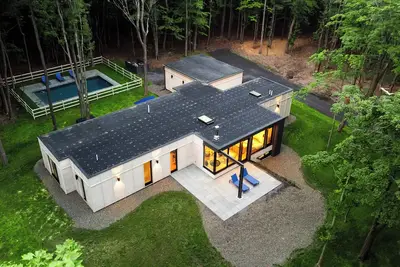 Image de New! The Woods ;  Luxury Home, Pool, Hot Tub, Fire pit