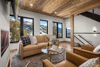 Image de Whitefish Mountain Ski In/Walk Out Chalet w Rooftop Hot Tub