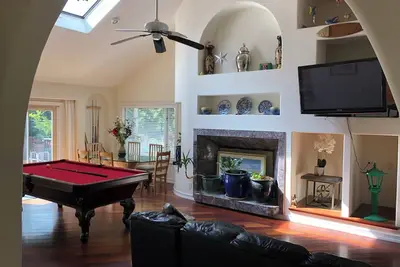 Image de Pool, Tennis Ct, Basketball, 5br, 5. 5 bathrooms, walk from train station