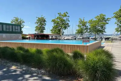 Image de Appartement de vacances avec balcon et vue sur l’eau