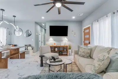 Image de Modern Escape in Downtown Tulsa: Sleeps 12