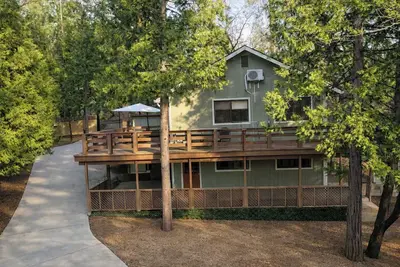 Image de Cedar Ridge Forest Retreat • Fireplace • Huge Deck • Near Yosemite • Game Room