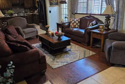 Image de 4br Tulsa Base Camp  Ideal for Work Teams, Events & Group Stays