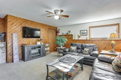 Image de Pet-Friendly Pine Home: Near Hiking & Fishing!