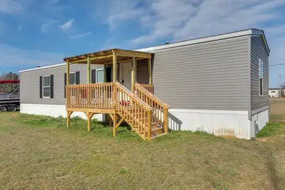 Image de 2 Mi to Lake Marion! Pet-Friendly Home w/ Yard