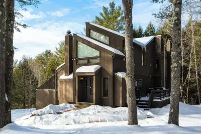 Image de Resort-Style Community! Quechee Chalet w/ Deck