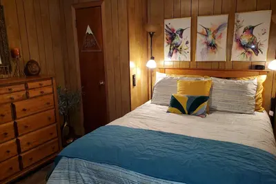 Image de Airport Mountain Suites - Private Hot Tub + Cozy Cabin Style Near Eats & Brews