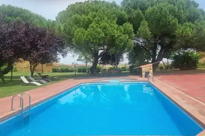 Image de Grande chalet de luxe avec piscine privée, jardin privé et Wi-Fi à Valderas